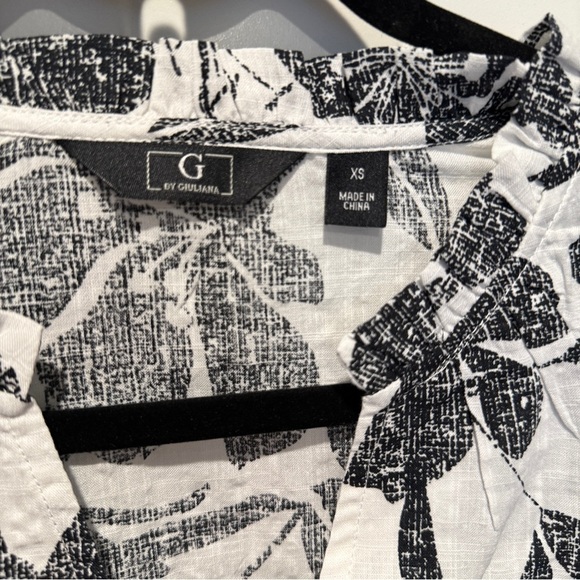 G by Giuliana Monochrome Floral Top with Ruffle Accents - Picture 5 of 8